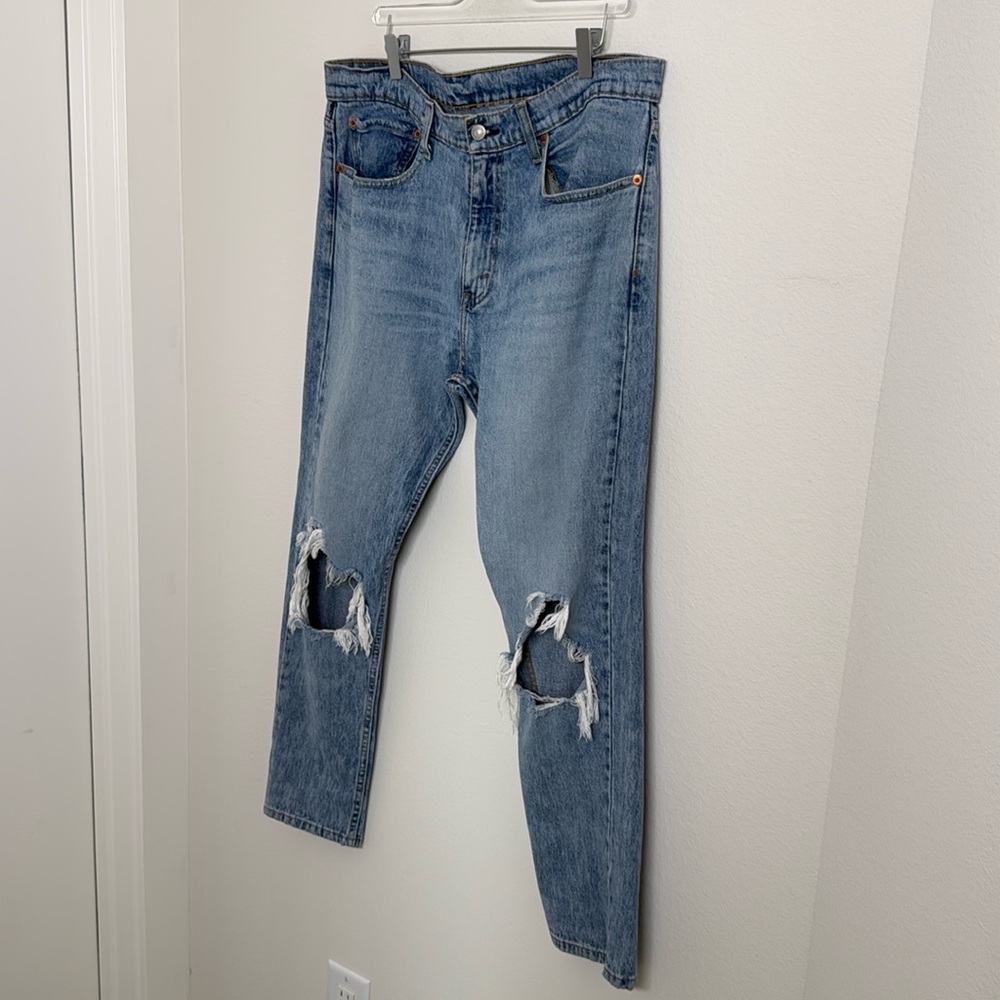 LEVIS Distressed Knee Light wash Jeans Sz 34 x 30